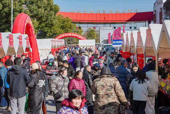 2024首届江杨品牌年货节暨对口地区特色农产品展销会开幕：地标产品、特色年货都到碗里来(图5)
