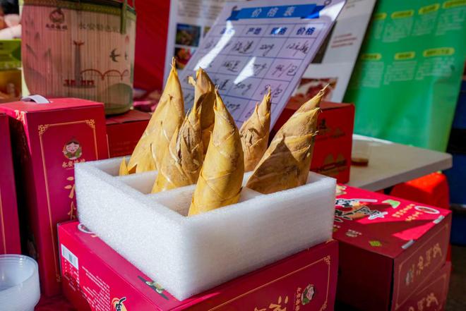 2024首届江杨品牌年货节暨对口地区特色农产品展销会开幕：地标产品、特色年货都到碗里来(图3)