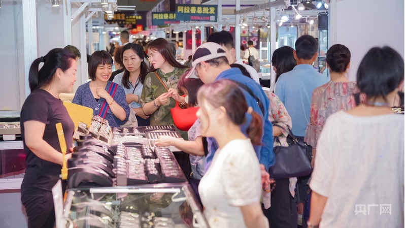 聚焦珠宝玉石文化与非遗传承2025昆明国际石博会启幕(图2)