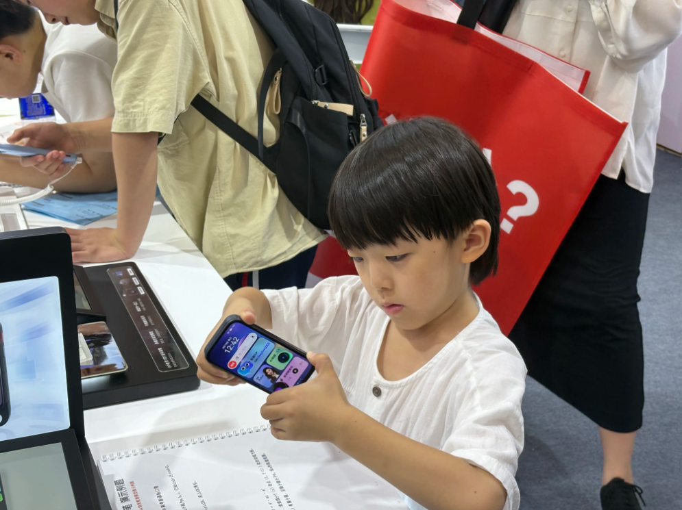 有道AI答疑笔、有道词典笔亮相上海书展掀起AI学习互动体验热潮(图3)