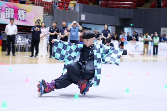 顶尖选手助阵中国轮滑（自由式轮滑）公开赛上海嘉定站举行(图2)