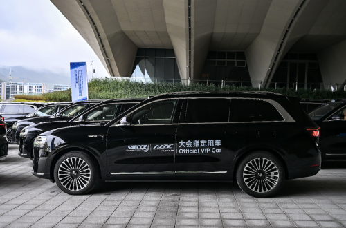 智慧重塑豪华问界全系亮相2025中国汽车工程学会年会暨展览会(图2)