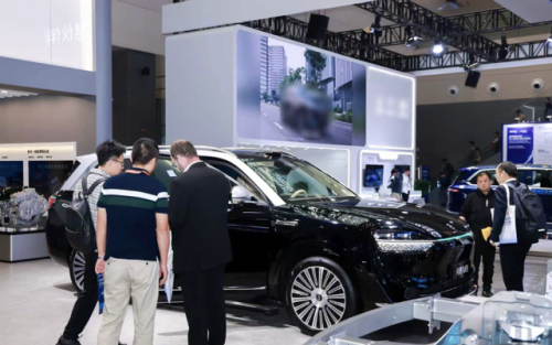 智慧重塑豪华问界全系亮相2025中国汽车工程学会年会暨展览会(图3)