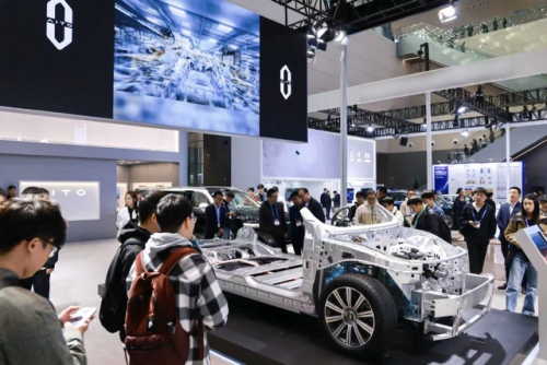 智慧重塑豪华问界全系亮相2025中国汽车工程学会年会暨展览会(图4)