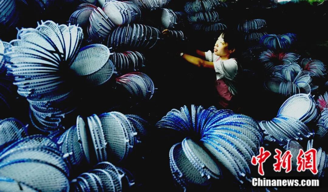 富春江边的一个乡用50年把球拍做“透”了(图12)