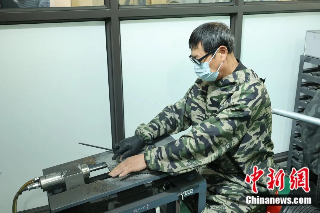 富春江边的一个乡用50年把球拍做“透”了(图10)