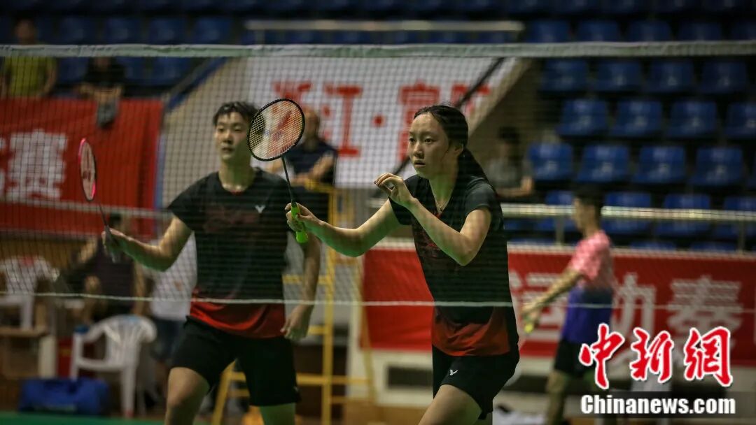 富春江边的一个乡用50年把球拍做“透”了(图1)