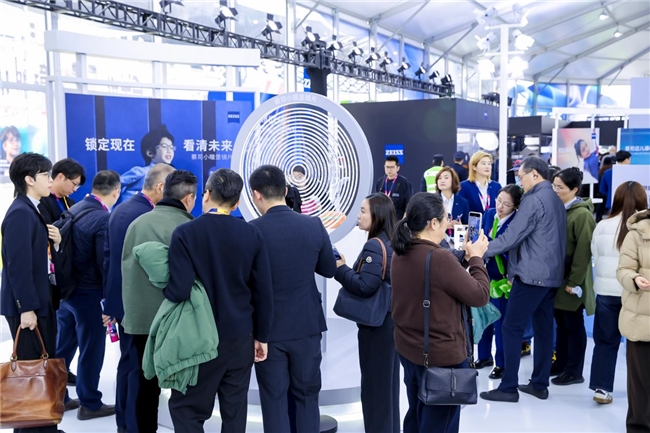 全新视界跃见未来！蔡司光学品牌馆上海展首秀开启眼健康新篇章(图3)