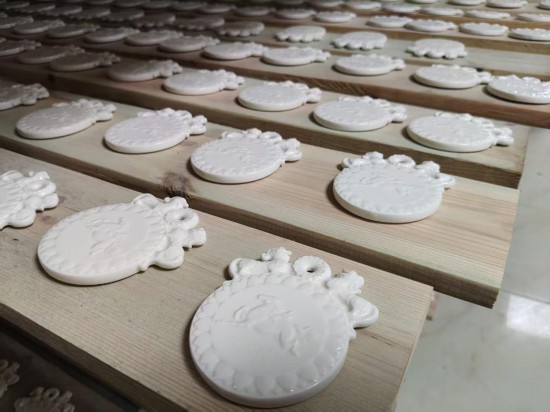 从窑火到赛道：千年定瓷技艺“跨界”半马奖牌(图2)