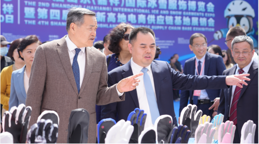 第二届山东（嘉祥）国际冰雪服饰博览会暨第四届山东新高地电商供应链基地展销会开幕(图5)